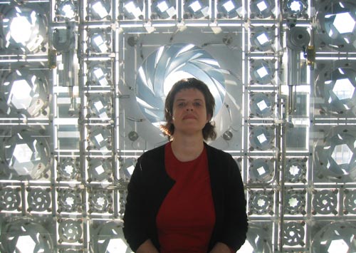Alison in front of windows of the Institut du Monde Arabe